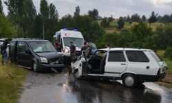 Otomobille Ticari Araç Kafa Kafaya Çarpıştı