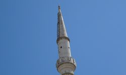 Cami minaresindeki hilali almak için her gece minareye tırmanıyor