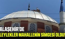 Alaşehir'de fırtına caminin minaresini yıktı: Leylekler kıl payı kurtuldu!