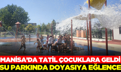 Manisa'da çocuklar su parkında doyasıya eğleniyor