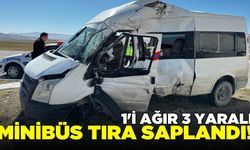 Minibüs tıra çarptı: 1'i ağır 3 yaralı