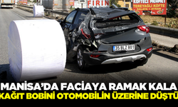 Manisa'da kağıt bobini otomobilin üzerine düştü!