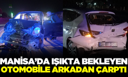 Manisa'da kırmızı ışıkta bekleyen araca çarpan otomobilin sürücüsü yaralandı