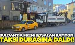 Buldan'da kamyon, taksi durağına daldı