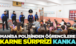 Manisa Polisi Minik Öğrencilerin Karne Sevincine Ortak Oldu