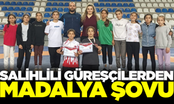Salihlili güreşçiler madalyaları topladı