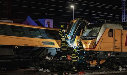 Korkunç kaza: İki tren kafa kafaya çarpıştı!