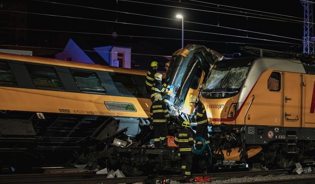 Korkunç kaza: İki tren kafa kafaya çarpıştı!