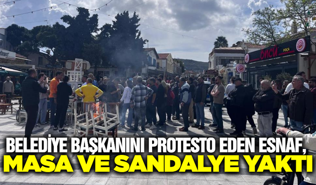 Belediye başkanını protesto eden esnaf, masa ve sandalye yaktı
