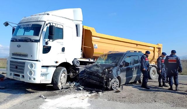 Manisa'da feci kaza | araç tıra ok gibi saplandı