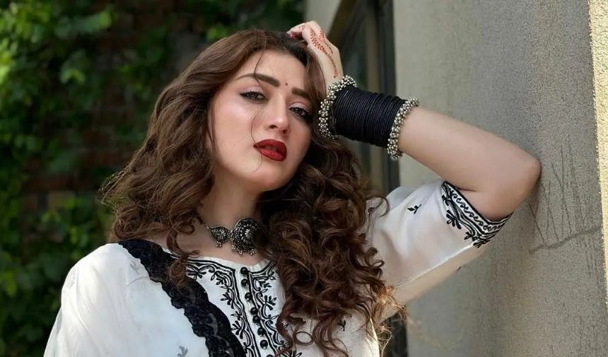 Momina Iqbal Shanzay Amroz Khan rolünde