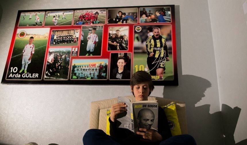 O artık çok sevdiği Fenerbahçe'nin en sevdiği oyuncusu olan Alex'in formasını sırtına geçirmişti.