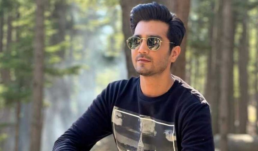 Shahzad Sheikh Doktor Hadi Sheharyar rolünde