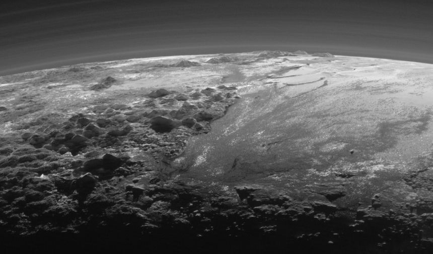 Plüton mu büyük ay mı 