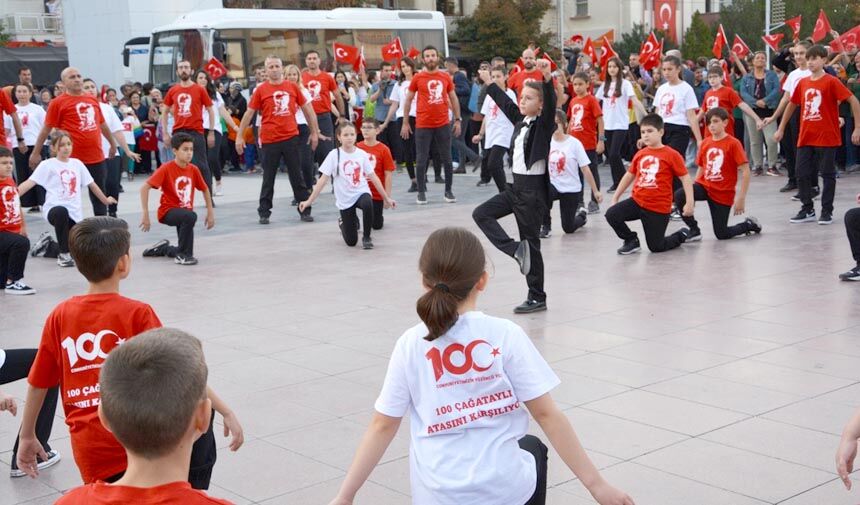 Manisada Cumhuriyetin 100 Yılı coşkusu başladı 3