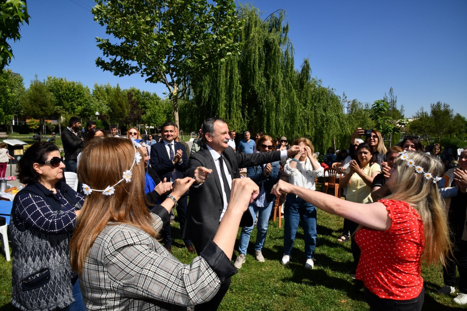 Manisa'da hıdırellez coşkusu Atatürk Kent Park'ı sardı!