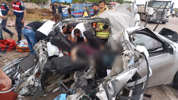 Otomobil ve tır çarpışması sonucu 2 kişi öldü 3 kişi yaralı