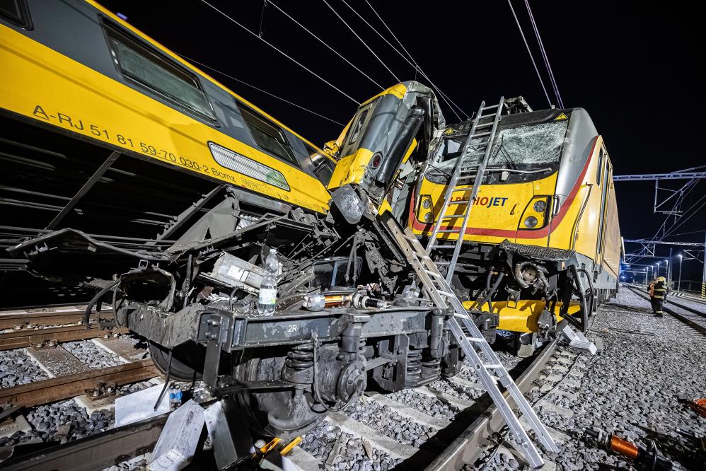 Korkunç kaza: İki tren kafa kafaya çarpıştı!