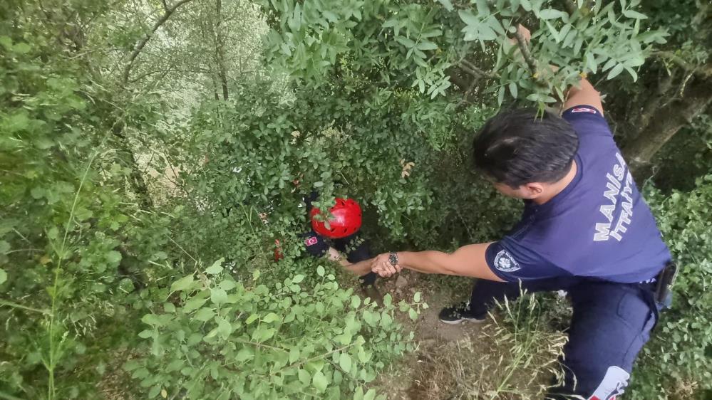 Manisa'da yamaçtan düşen vatandaş itfaiye ekipleri tarafından kurtarıldı