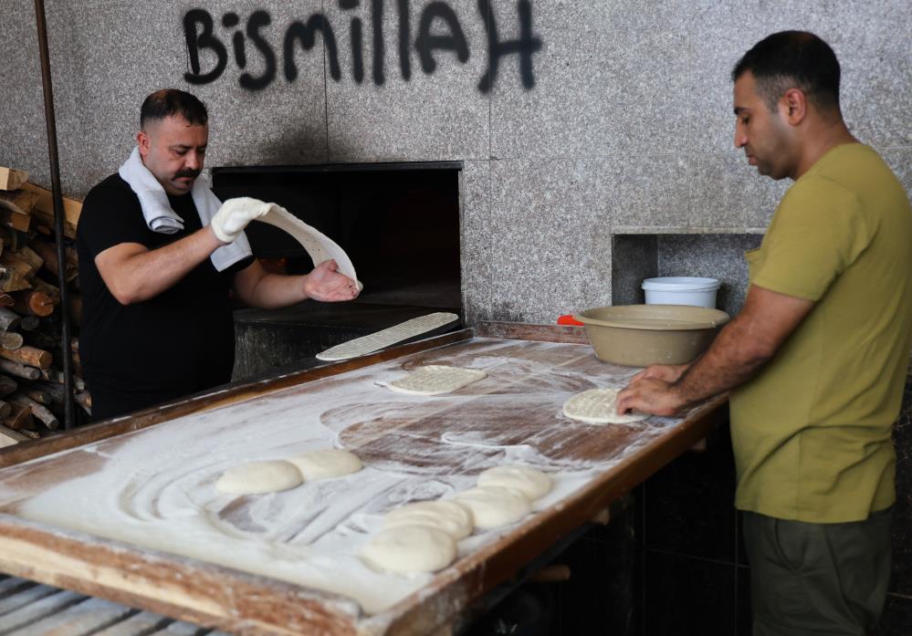 Fırıncılar ekmek üretmek için 80 derece sıcaklıkta çalışıyor