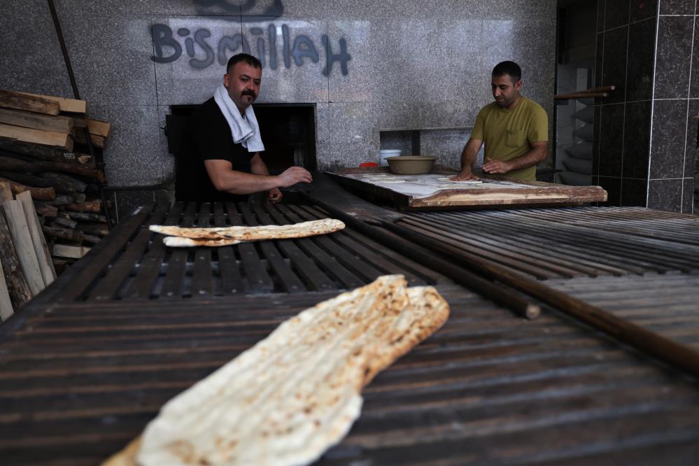 Fırıncılar ekmek üretmek için 80 derece sıcaklıkta çalışıyor