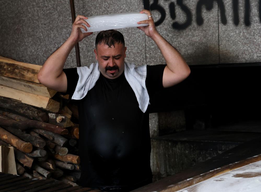 Fırıncılar ekmek üretmek için 80 derece sıcaklıkta çalışıyor-1