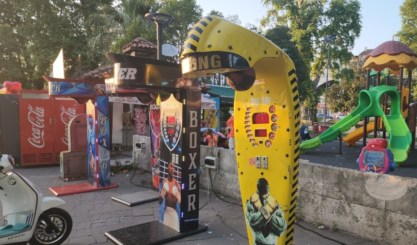 Oyun Makinesinin Kilidini Kırıp Paraları Çaldılar! (6)