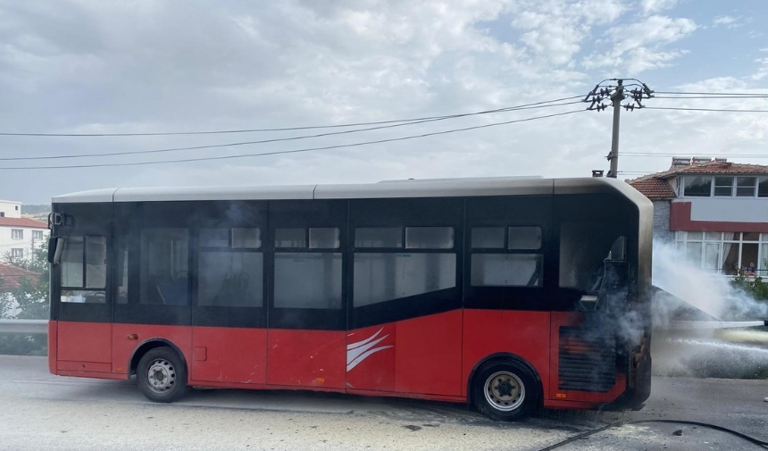 Seyir Halindeki Otobüste Korkutan Yangın! (1)