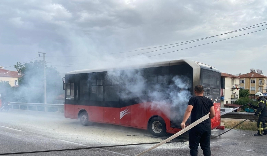 Seyir Halindeki Otobüste Korkutan Yangın! (2)