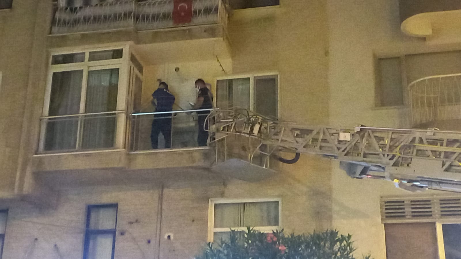Manisa'da evden gelen kokular, ekipleri harekete geçirdi!