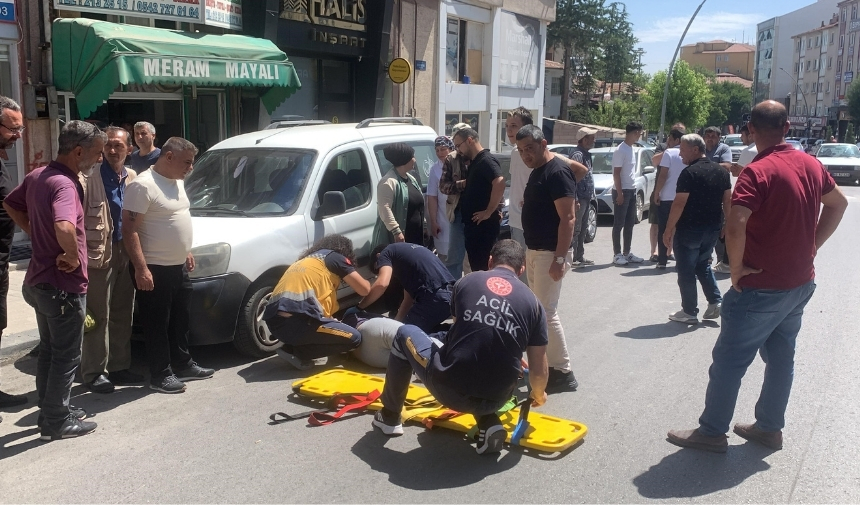 Yolun Karşısına Geçmeye Çalışan Genç Kadına Otomobil Çarptı! (1)