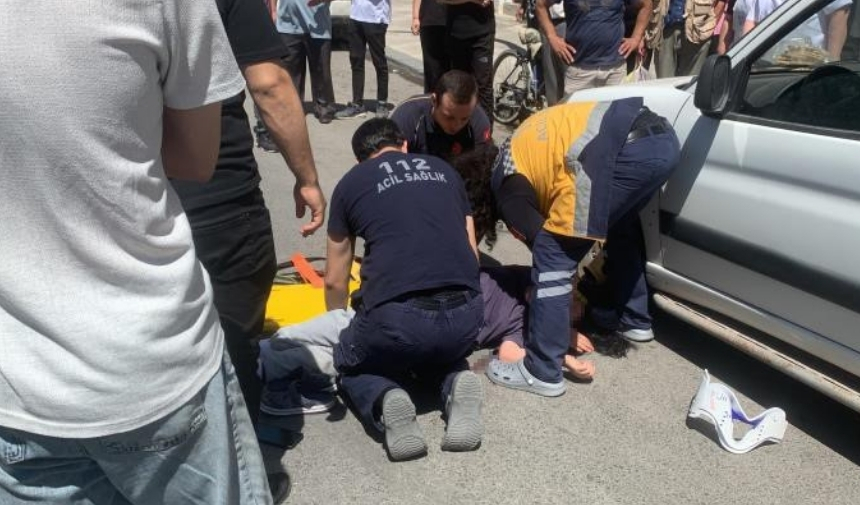 Yolun Karşısına Geçmeye Çalışan Genç Kadına Otomobil Çarptı! (2)
