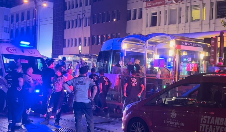 Beyazıt'ta Raylara Düşen Adam Tramvayın Altında Kalarak Öldü (1)
