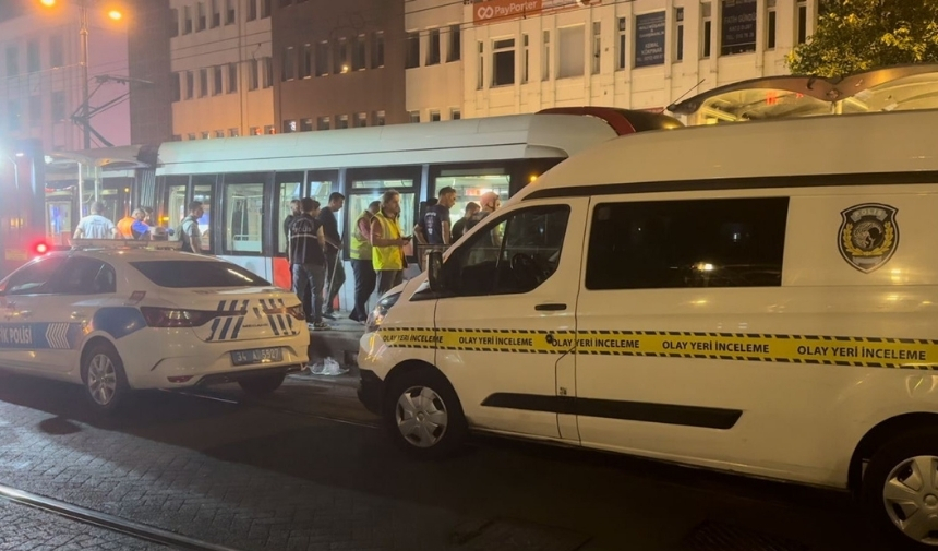 Beyazıt'ta Raylara Düşen Adam Tramvayın Altında Kalarak Öldü (2)