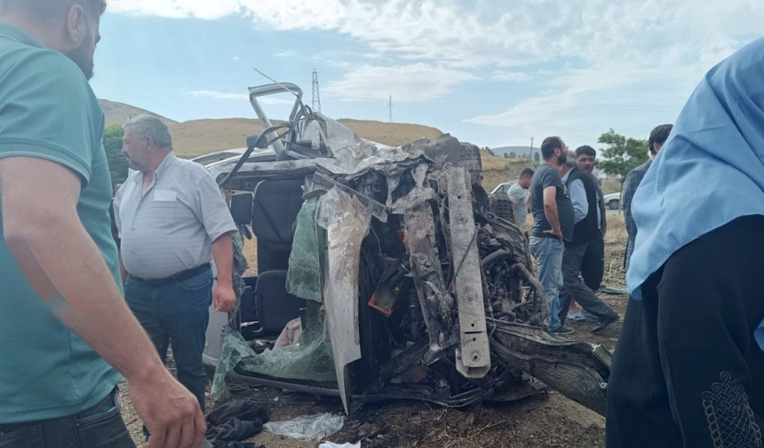 İki Kamyonet Çarpıştı 4'Ü Ağır, 6 Yaralı! (1)