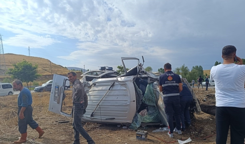 İki Kamyonet Çarpıştı 4'Ü Ağır, 6 Yaralı! (8)