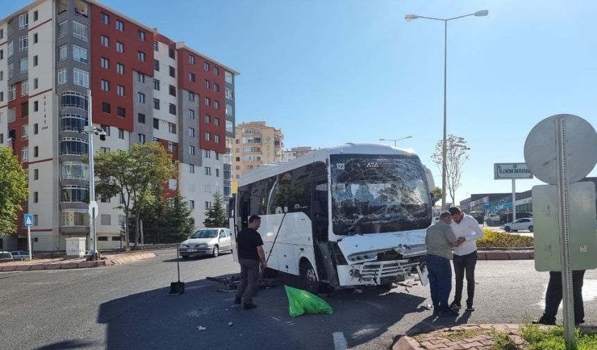 İşçi Servisi Ile Kamyon Çarpıştı 10 Yaralı