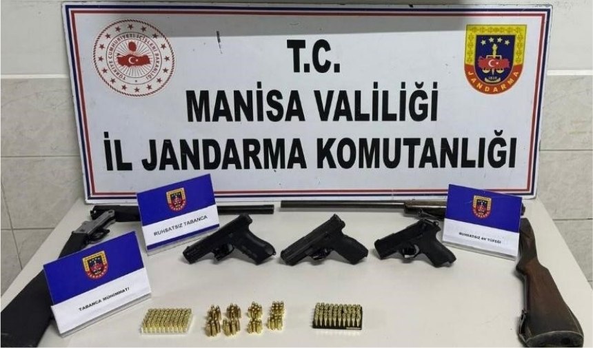 Manisa'da Şüpheli Şahsın Evinde Ruhsatsız Tabanca Ve Tüfekler Yakalandı! (1)
