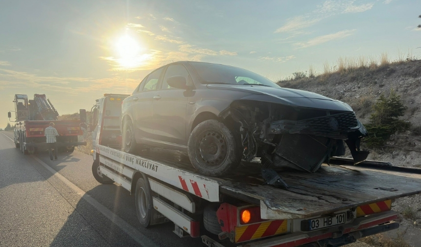 Otomobi̇l Refüje Çarpti (1)