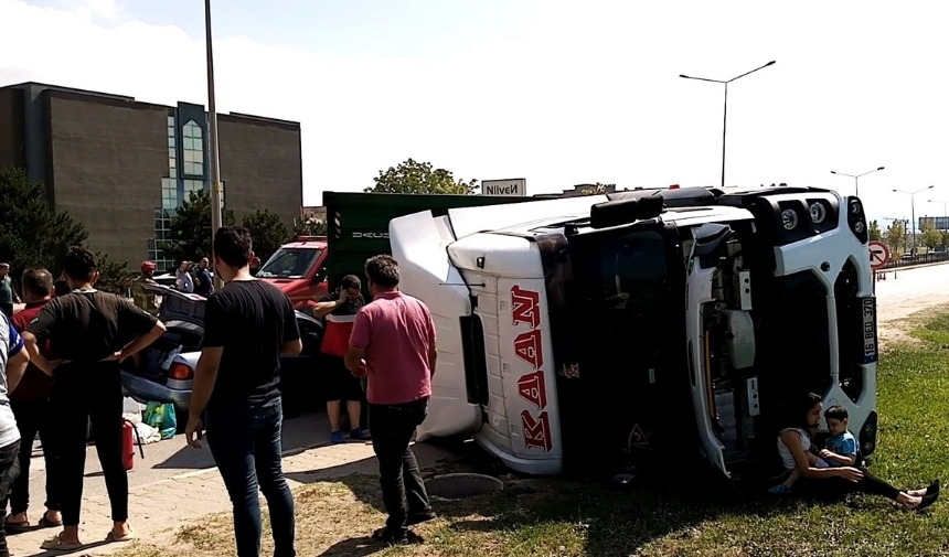 Otomobilin Üstüne Tır Devrildi! Ölümden Döndüler! (3)