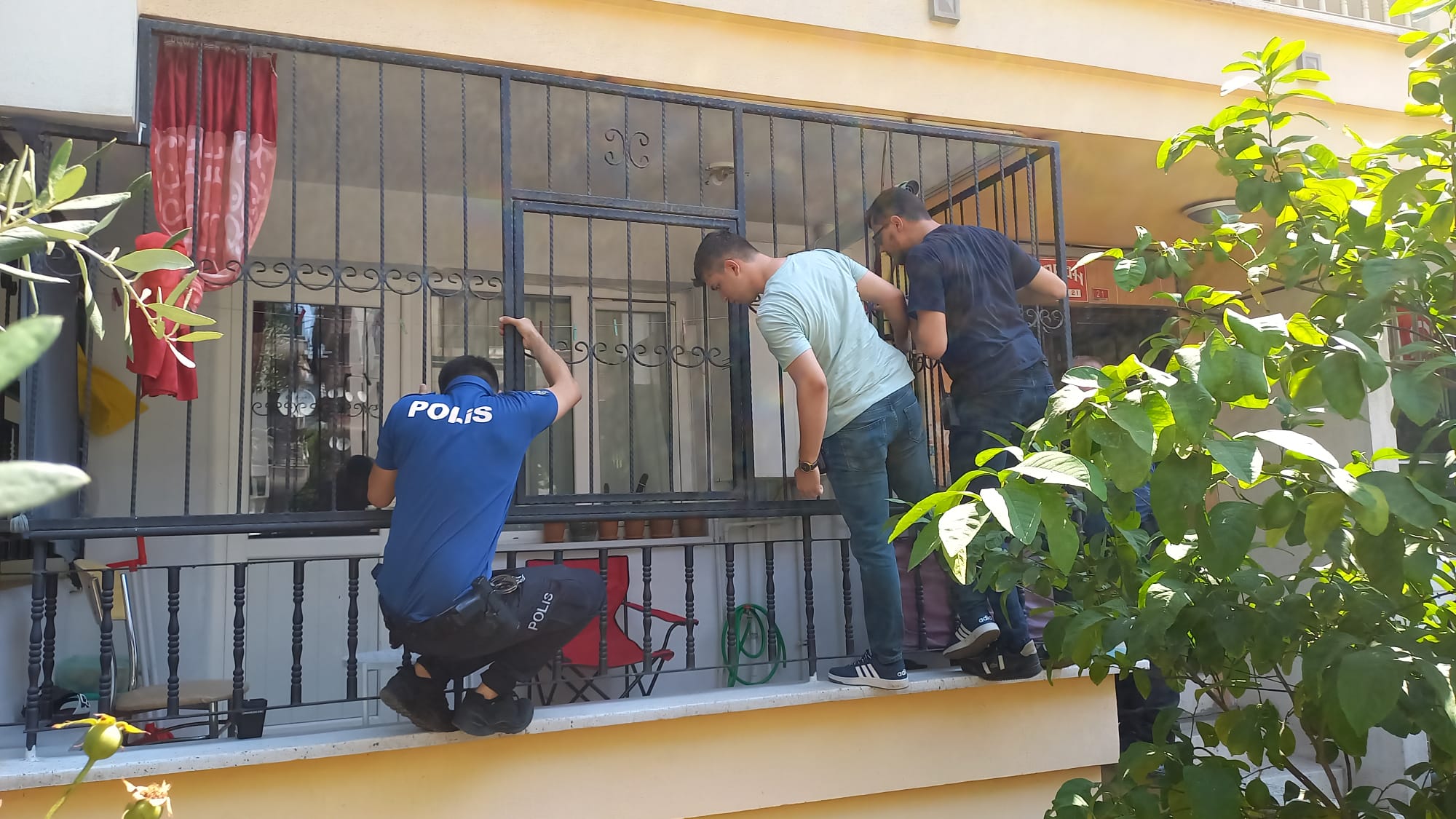 Manisa'da silahlı kavgada balkonda çay içen yaşlı kadın vuruldu-22