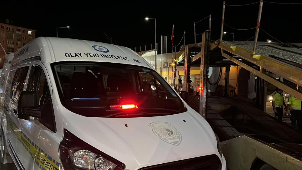 Tırın altında kalan motosikletli feci şekilde can verdi, kaza anı kamerada