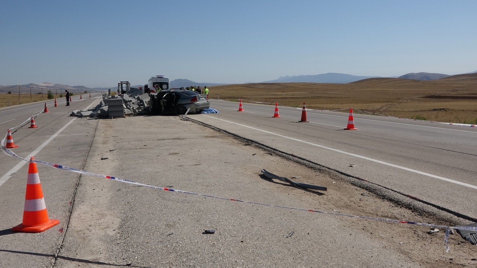 Otomobil taş yığınına çarptı: 2 ölü 1 yaralı-22