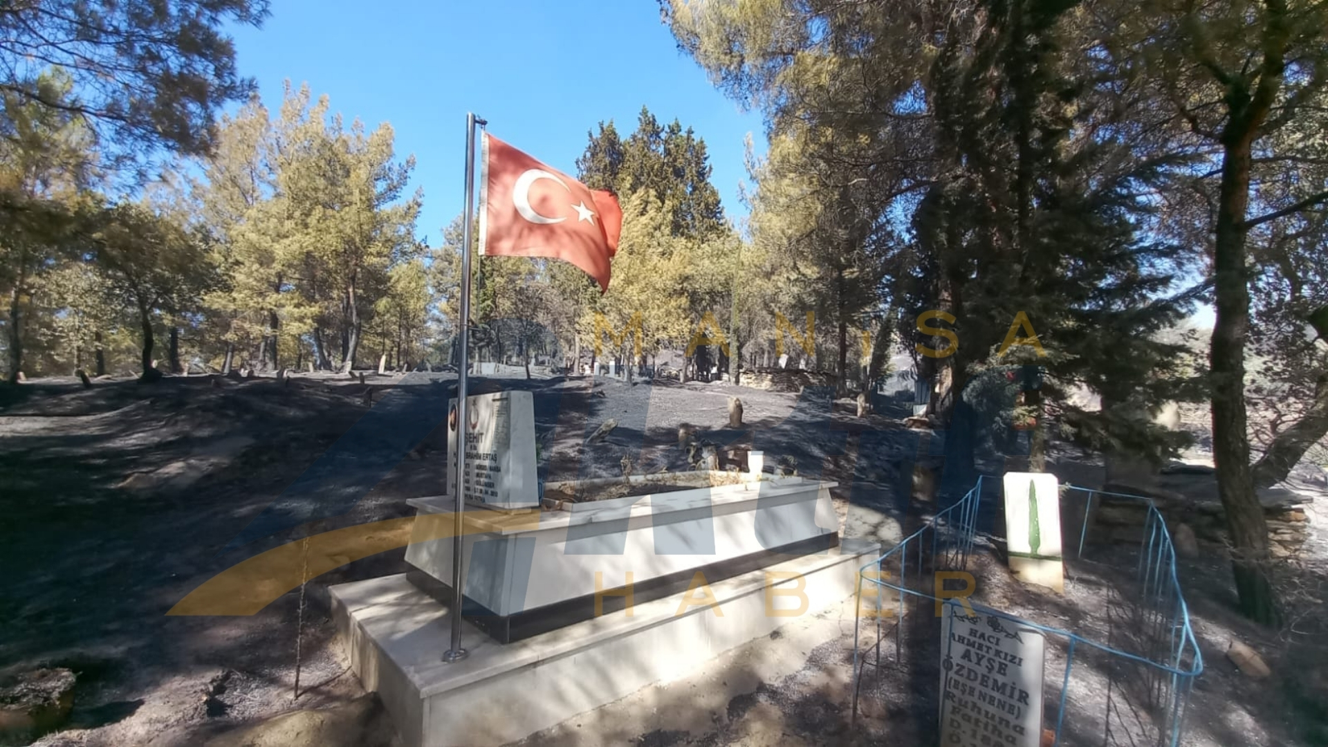 Gördes'te Yanmayan Şehit Halil Ibrahim Ertaş'ın Mezarı 2