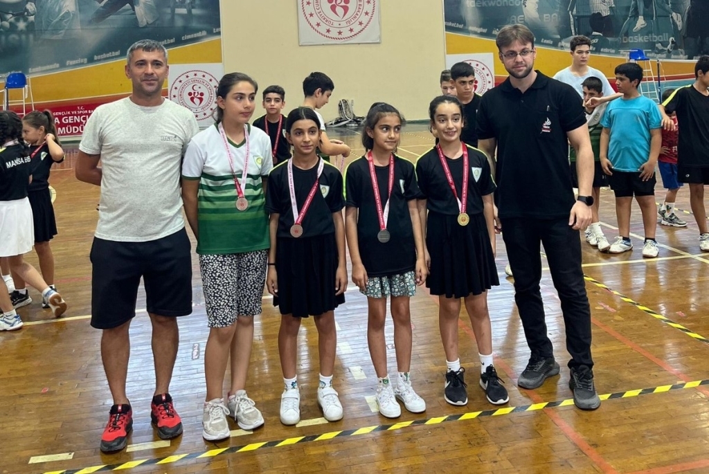 Manisa BBSK'dan Badmintonda Büyük Başarı!