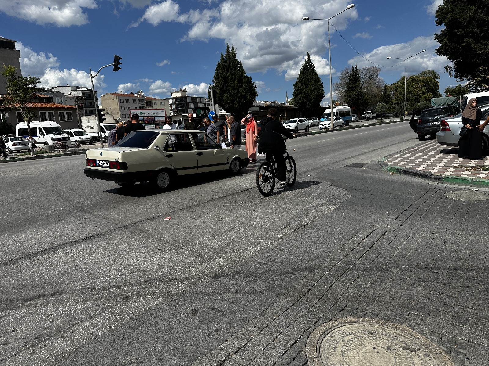 Manisa'da otomobil yayaya çarptı!-1