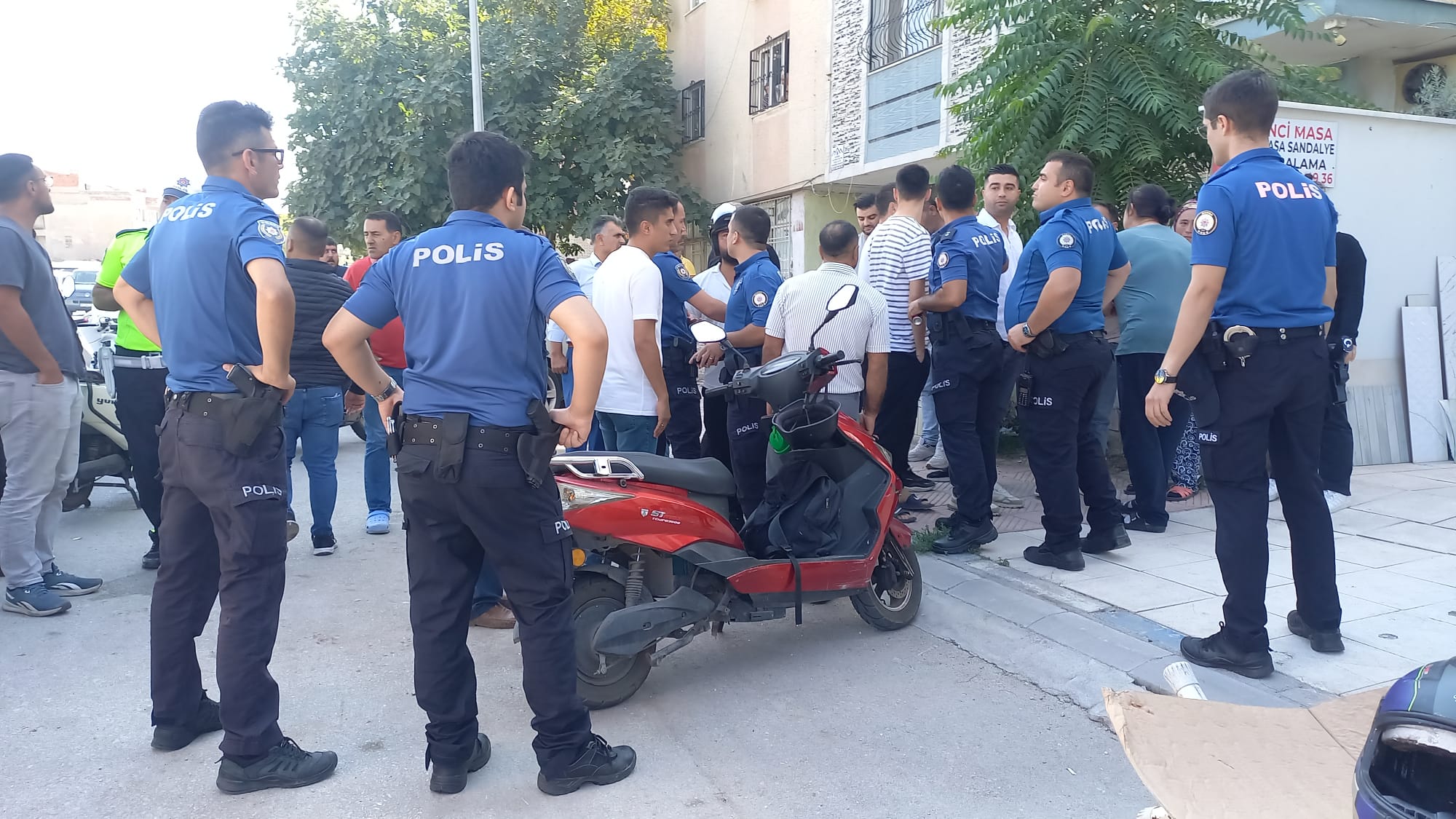 Manisa'da önce kaza sonra kavga! 2 kişi yaralandı-4
