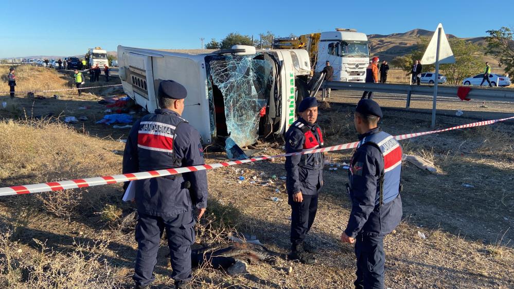 Tur otobüsü şarampole devrildi: 6 ölü,29 yaralı