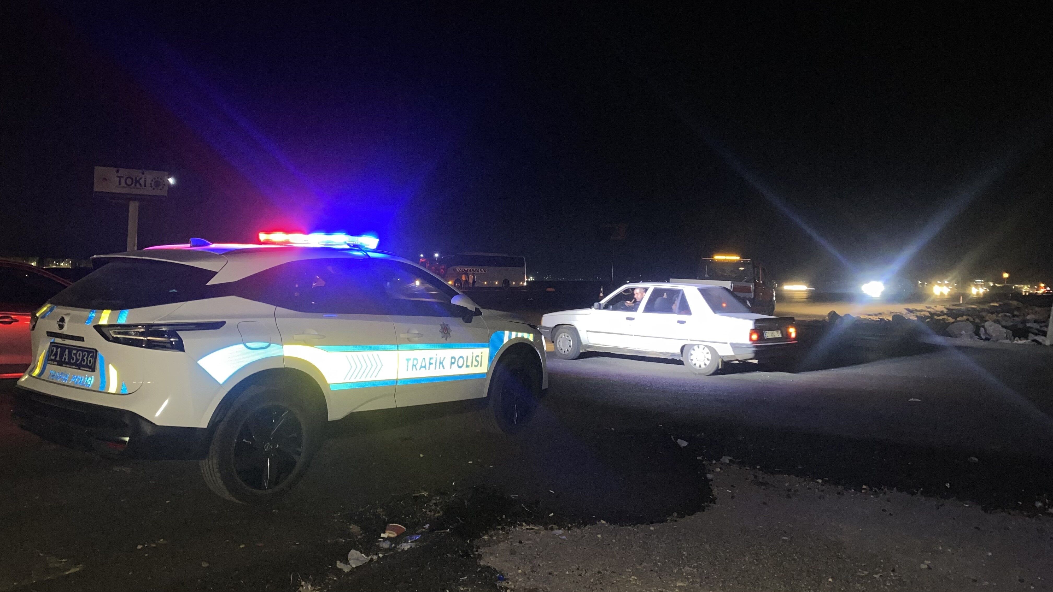 Yolun karşısına geçmek isterken canından oldu