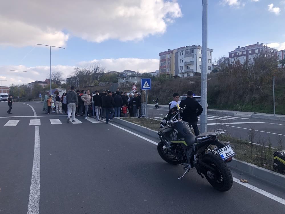 Kontrolden çıkan otomobil yayalara çarptı: 1 ölü 2 yaralı